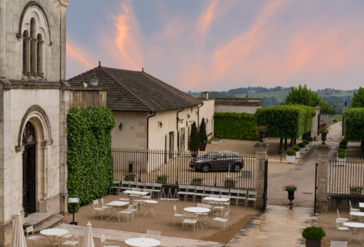 Château au cœur d'un vignoble du Beaujolais