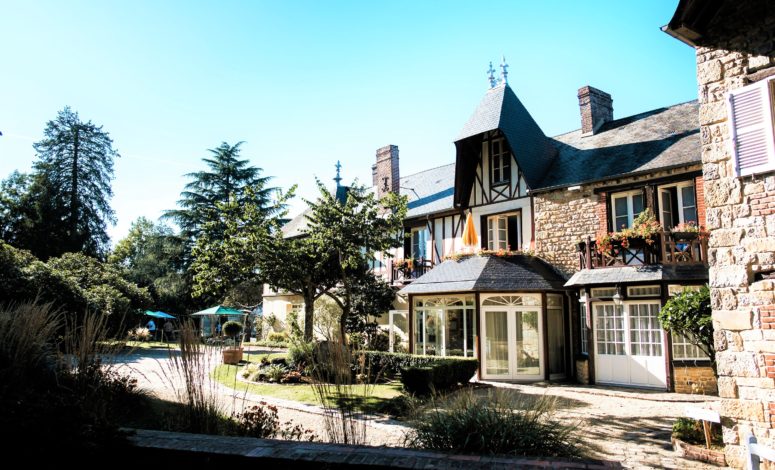 Façade en pierre de taille du Manoir du Lys pour un séminaire à la campagne