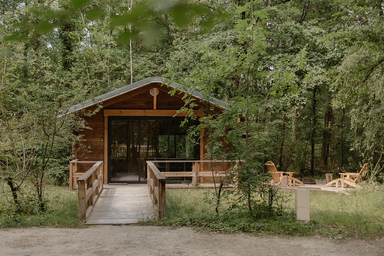 Maison en bois - salle de séminaire au vert dans la forêt