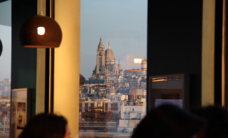 Vue sur Paris depuis le rooftop Station M de La Maison Montmartre