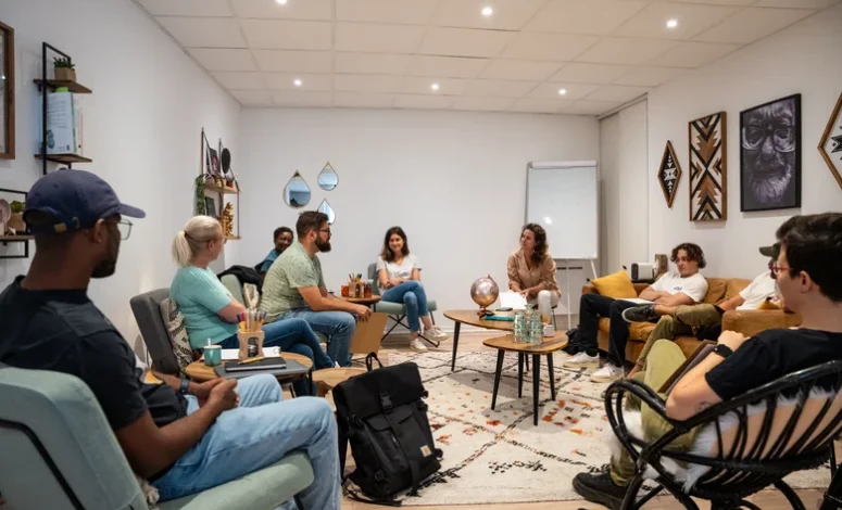 Équipe réunie dans un salon pour un séminaire de cohésion à Nantes
