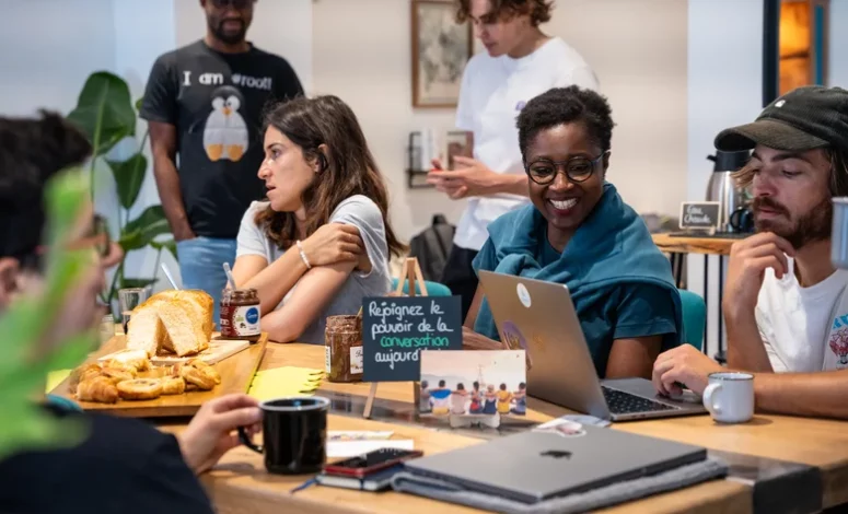 Collaborateurs réunis pour un atelier de travail collectif