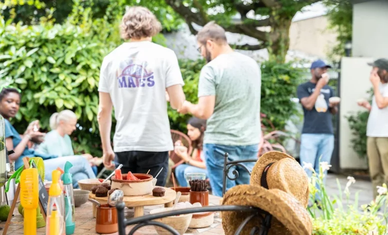 Moment de convivialité entre collègues dans un jardin à Nantes