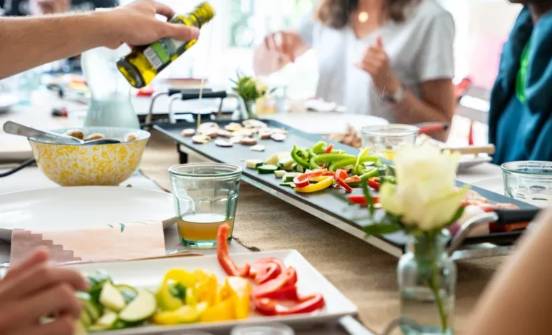 Préparation d’un repas partagé lors d’un séminaire de cohésion