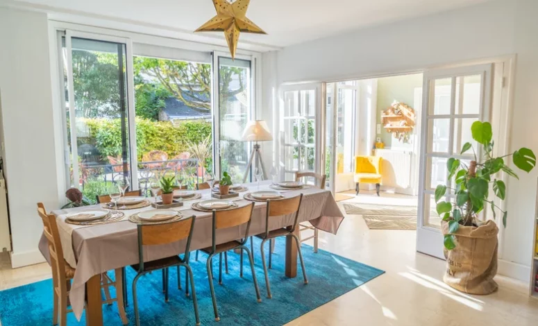 Salle à manger lumineuse d’un appartement dédié aux réunions à Nantes