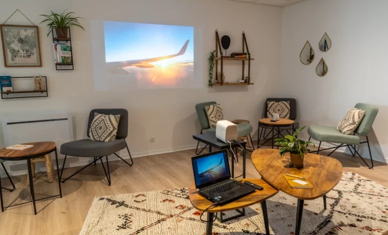 Salon cosy aménagé pour une réunion de travail à Nantes