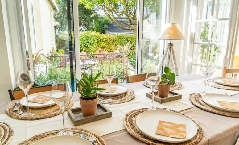 Table dressée face au jardin pour un déjeuner d’équipe