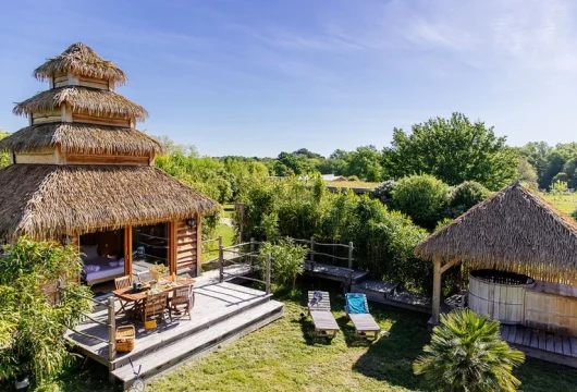 Cabane indonésienne au cœur de la nature pour un séminaire en Gironde