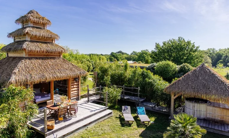 Cabane indonésienne au cœur de la nature pour un séminaire en Gironde
