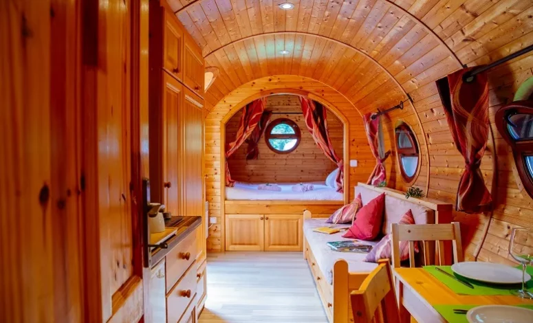 Intérieur d'une roulotte pour un séminaire nature