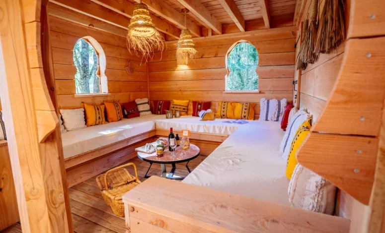 Intérieur en bois du Riad avec espace spa