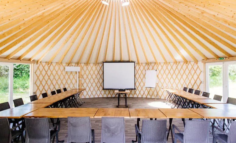 Salle de séminaire en yourte pour un séminaire responsable en Gironde