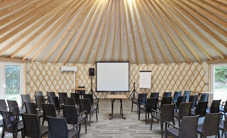 Espace de réunion en yourte pour un séminaire insolite près de Bordeaux