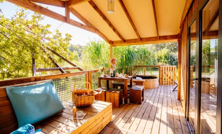 Salon et espace repas en bois dans un hébergement insolite