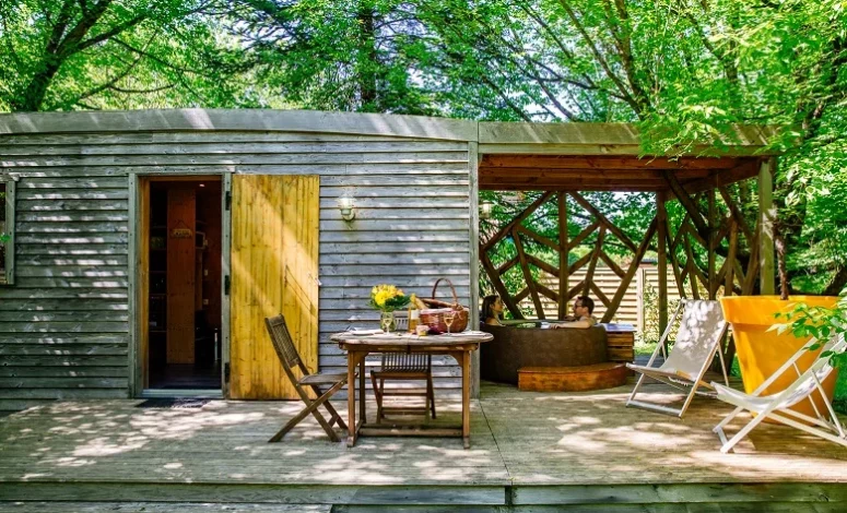 Terrasse en bois entourée d'arbres pour un séminaire nature près de Bordeaux