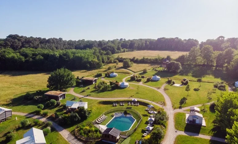Vue aérienne d'hébergements insolites au cœur de la nature en Gironde