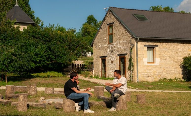 Jardin agréable pour échange informel dans un gîte pour séminaire