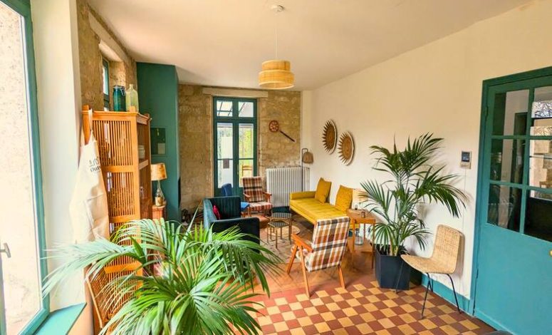 Salon joliment décoré dans un gîte pour séminaire près de Paris