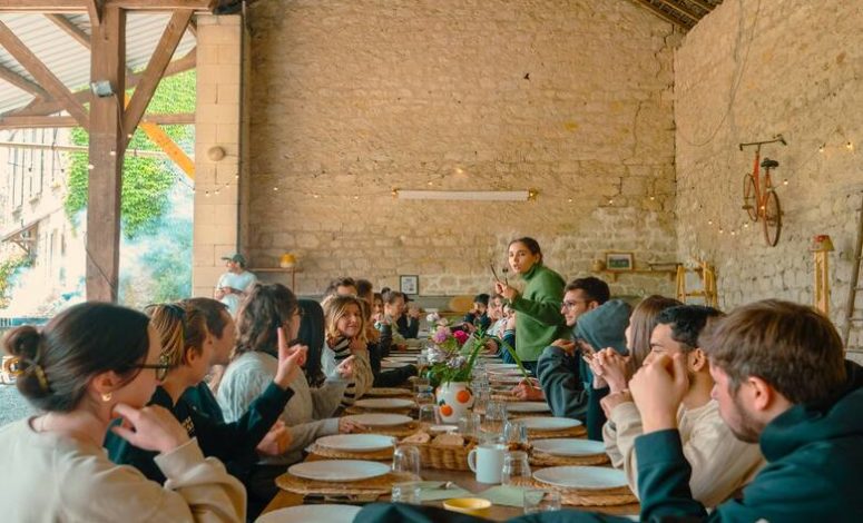Moment convivial sur la terrasse d'un gîte pour séminaire