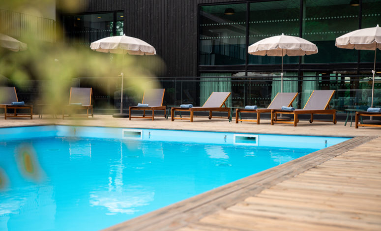 Grande Piscine et transat, pour pause lors des séminaires à la Maison Obono