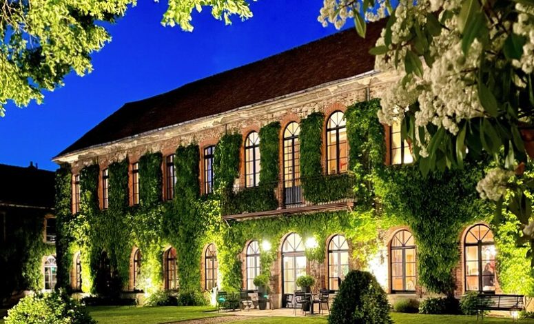Bâtisse du Séminaire proche Paris illuminée le soir avec façade en lierre