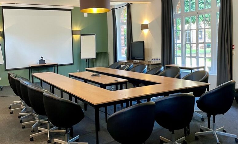 Espace de réunion lumineux et équipé au Séminaire proche Paris, idéal pour les séminaires d’entreprise
