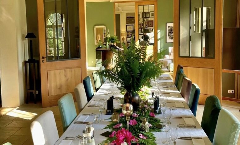 Grande table dressée du Séminaire proche Paris pour un repas convivial