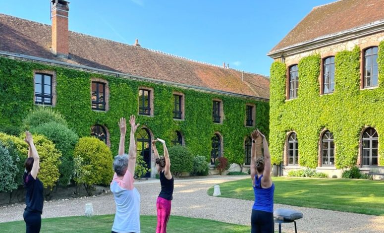 Séance de yoga en extérieur au Séminaire proche Paris dans un cadre naturel