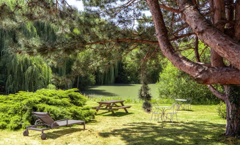 Espace au vert dans le parc de ce domaine typique normand