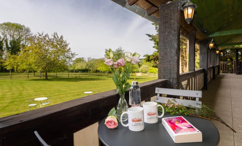 Moment détente sur la terrasse durant un séminaire dans un domaine normand