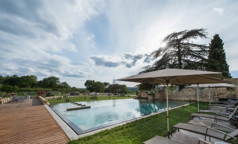 Détente au bord de la piscine en séminaire d’entreprise dans le Gard