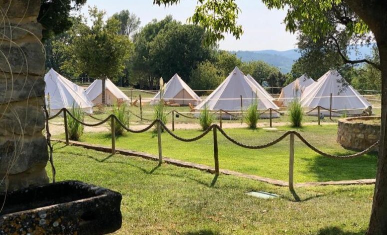 Hébergement en tipis glamping lors d’un séminaire d’entreprise dans le Gard