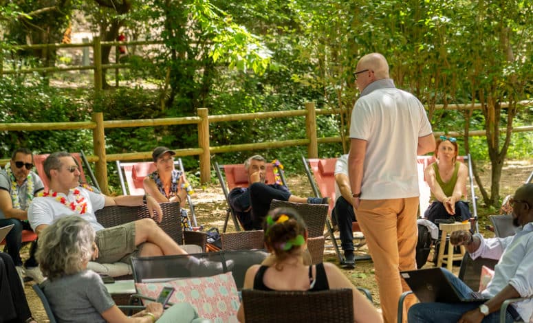 Équipe en pleine session de cohésion en extérieur au Domaine d'Anglas