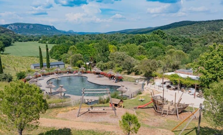 Piscine extérieure du domaine viticole, détente entre deux sessions de travail