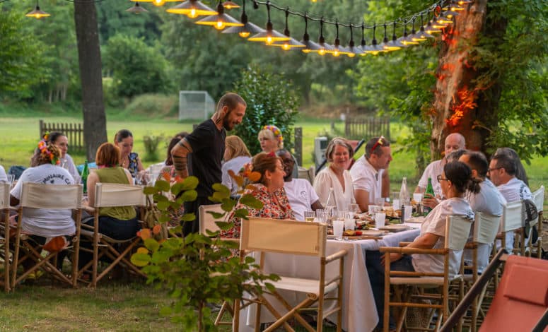 Repas de groupe en terrasse dans un domaine viticole près de Montpellier