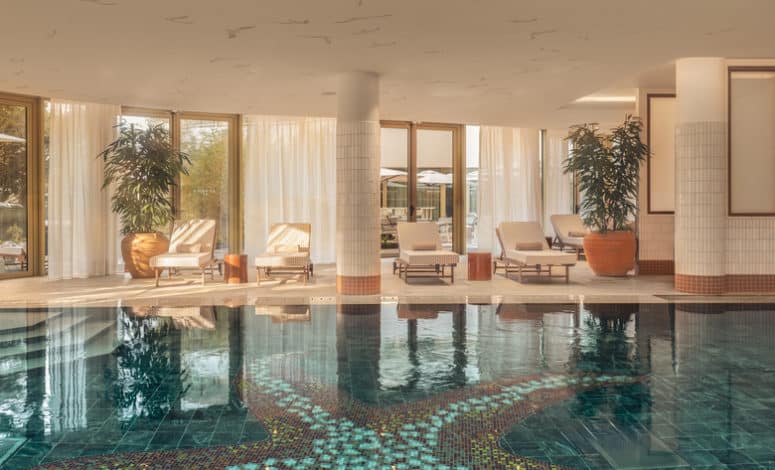 Piscine intérieure de l'hôtel Les Cimes Bleues, La Baule
