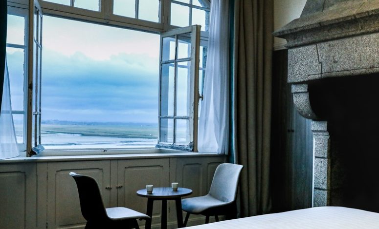 Chambre vue sur la baie dans un hotel au mont saint michel
