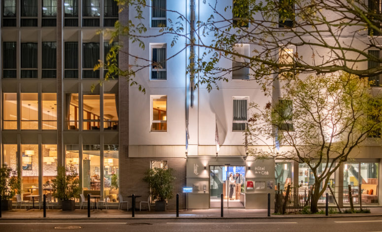 Architecture extérieure d’un hôtel idéal pour organiser une salle séminaire nantes