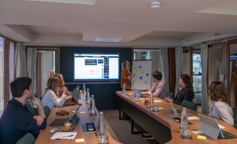 Salle séminaire nantes avec disposition en U pour réunion professionnelle
