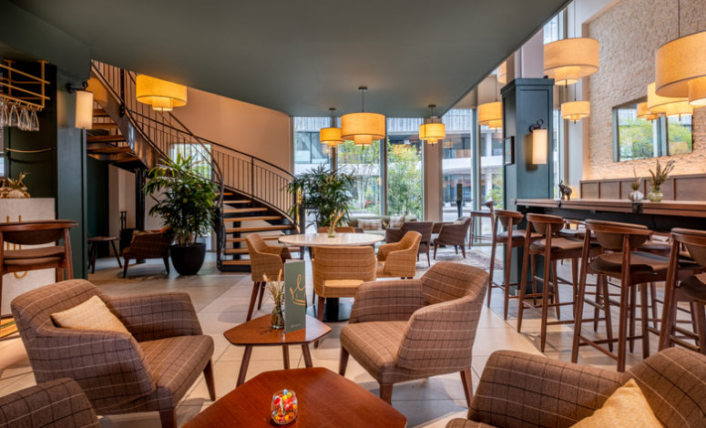 Espace lounge élégant proche de la salle séminaire nantes dans un hôtel