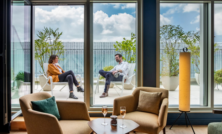Moment de détente sur une terrasse après une réunion en salle séminaire nantes