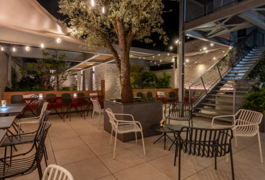 Terrasse extérieure d’un hôtel à Nantes idéale entre deux sessions de salle séminaire nantes