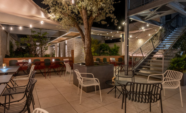 Terrasse extérieure d’un hôtel à Nantes idéale entre deux sessions de salle séminaire nantes