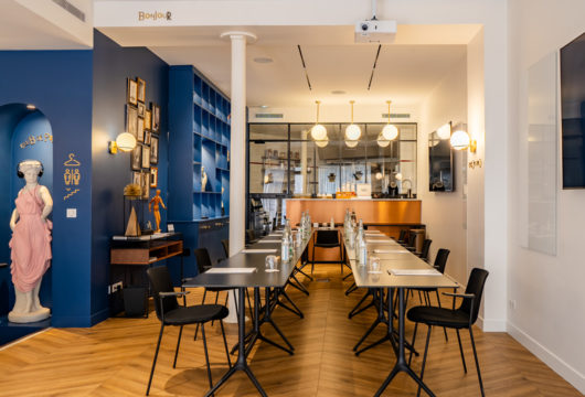 Espace de travail contemporain avec écran de projection pour séminaire à Paris.