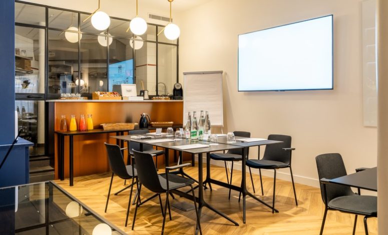 Grande table pour séminaire à Paris