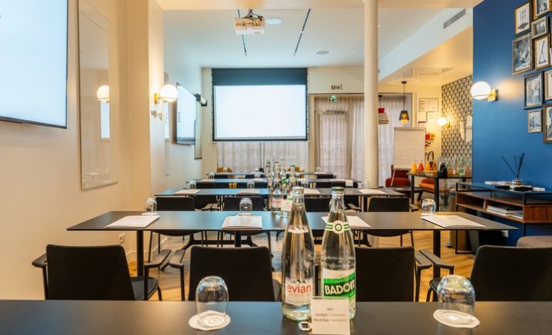 Intérieur de salle de réunion design et feutrée lors d'un séminaire à Paris.