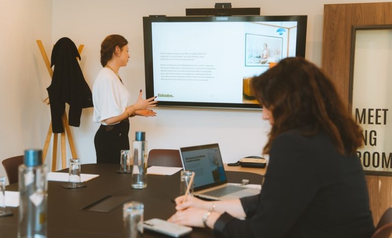 Salle de réunion moderne pour organiser un séminaire d’entreprise à Lyon