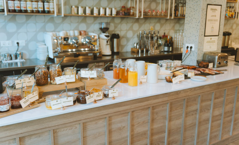 Buffet petit déjeuner convivial lors d’un séminaire d’entreprise à Lyon