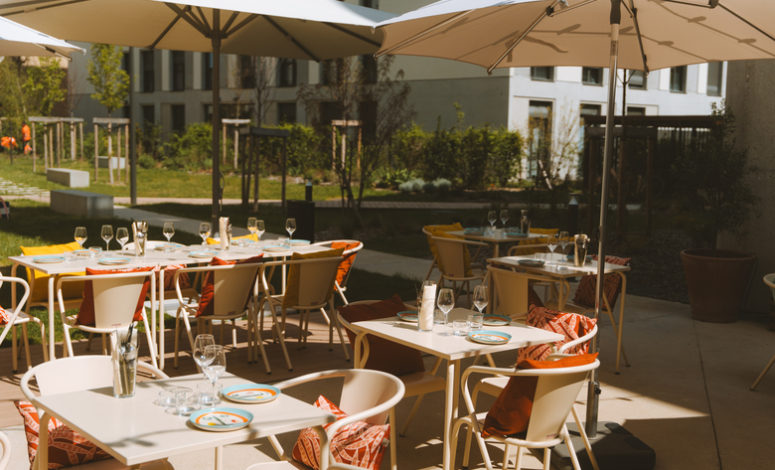Terrasse extérieure aménagée pour organiser un séminaire d’entreprise à Lyon