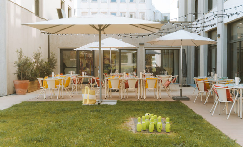 Terrasse conviviale pour un séminaire lifestyle à Lyon entre collaborateurs